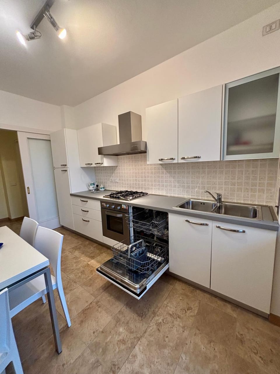 Kitchen or kitchenette, dishwasher, oven