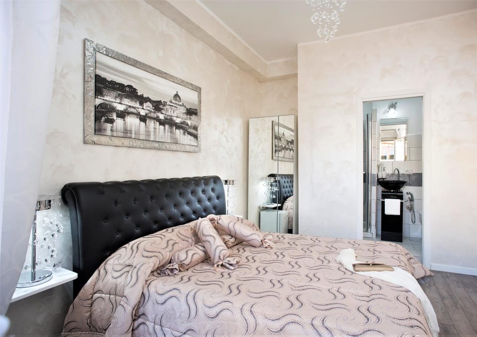 Bed, Bathroom, Photo of the whole room, Bedroom