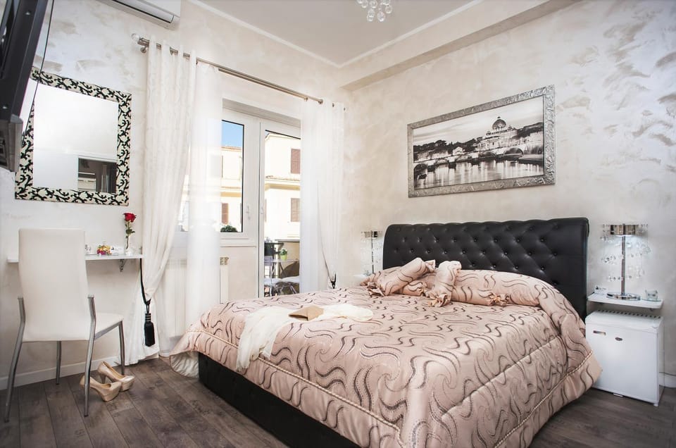 Bed, TV and multimedia, Balcony/Terrace, Photo of the whole room, Decorative detail, Bedroom