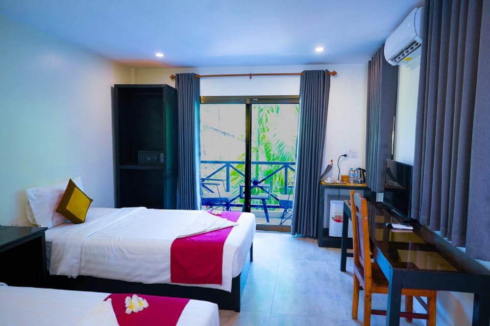 Bed, TV and multimedia, Bedroom