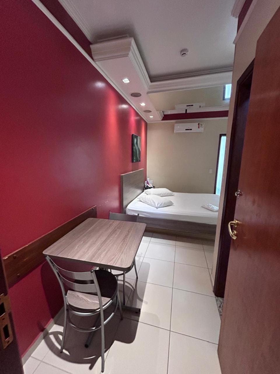 Bed, Photo of the whole room, Dining area, air conditioner