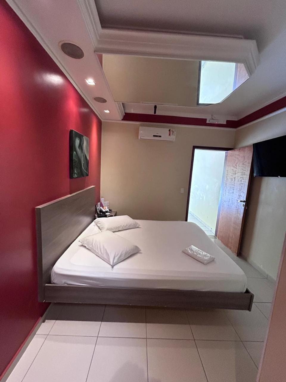 Bed, TV and multimedia, Photo of the whole room, Bedroom