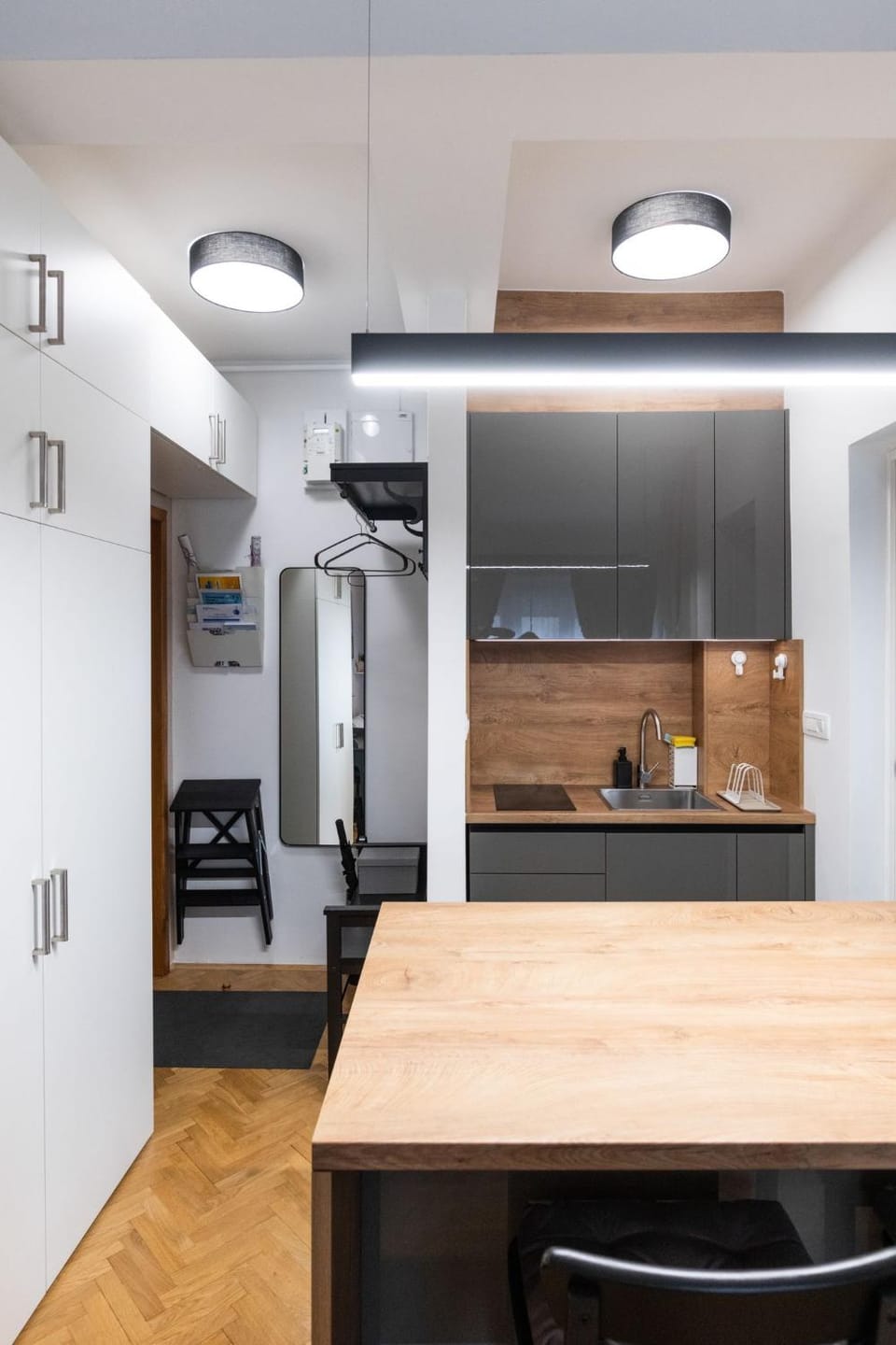 Kitchen or kitchenette, Dining area, stove