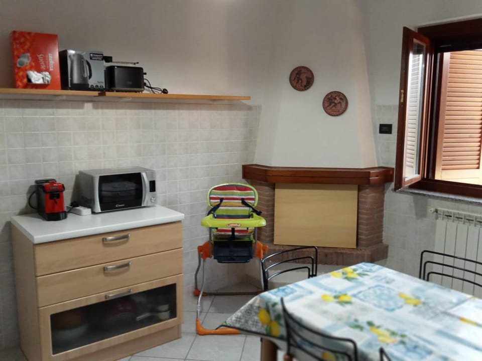 Coffee/tea facilities, Kitchen or kitchenette, microwave, stove, toaster
