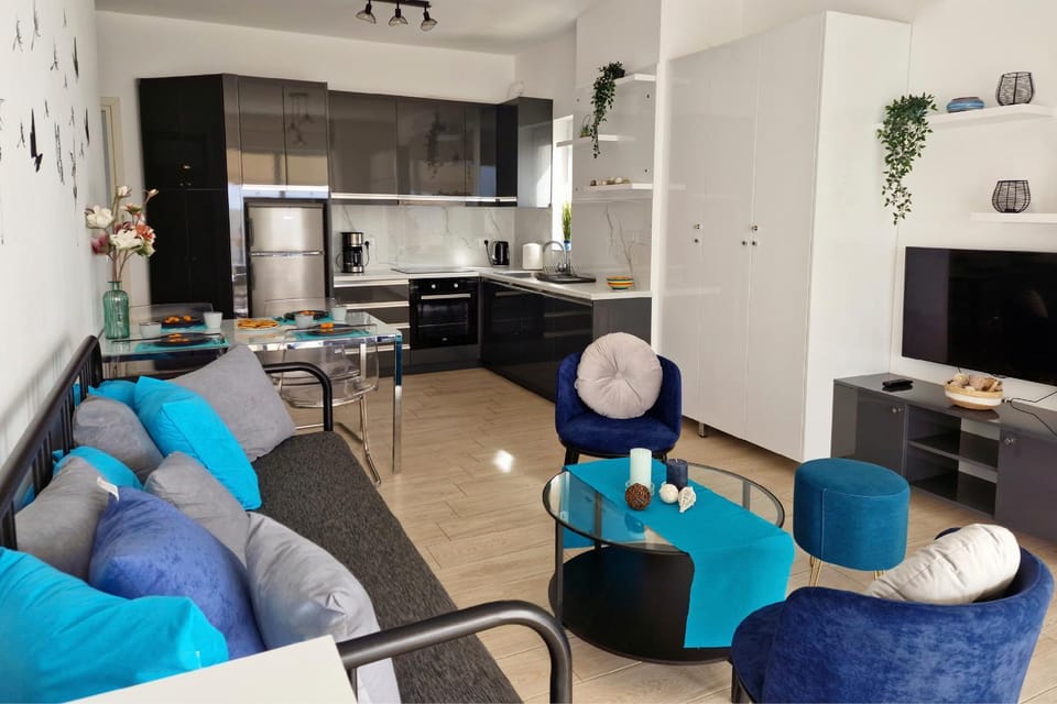 TV and multimedia, Kitchen or kitchenette, Living room, Seating area, Dining area, oven, stove