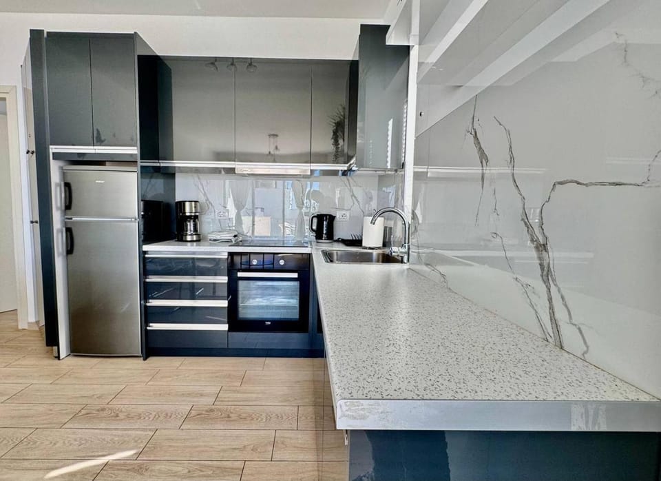 Coffee/tea facilities, Kitchen or kitchenette, oven, stove, toaster