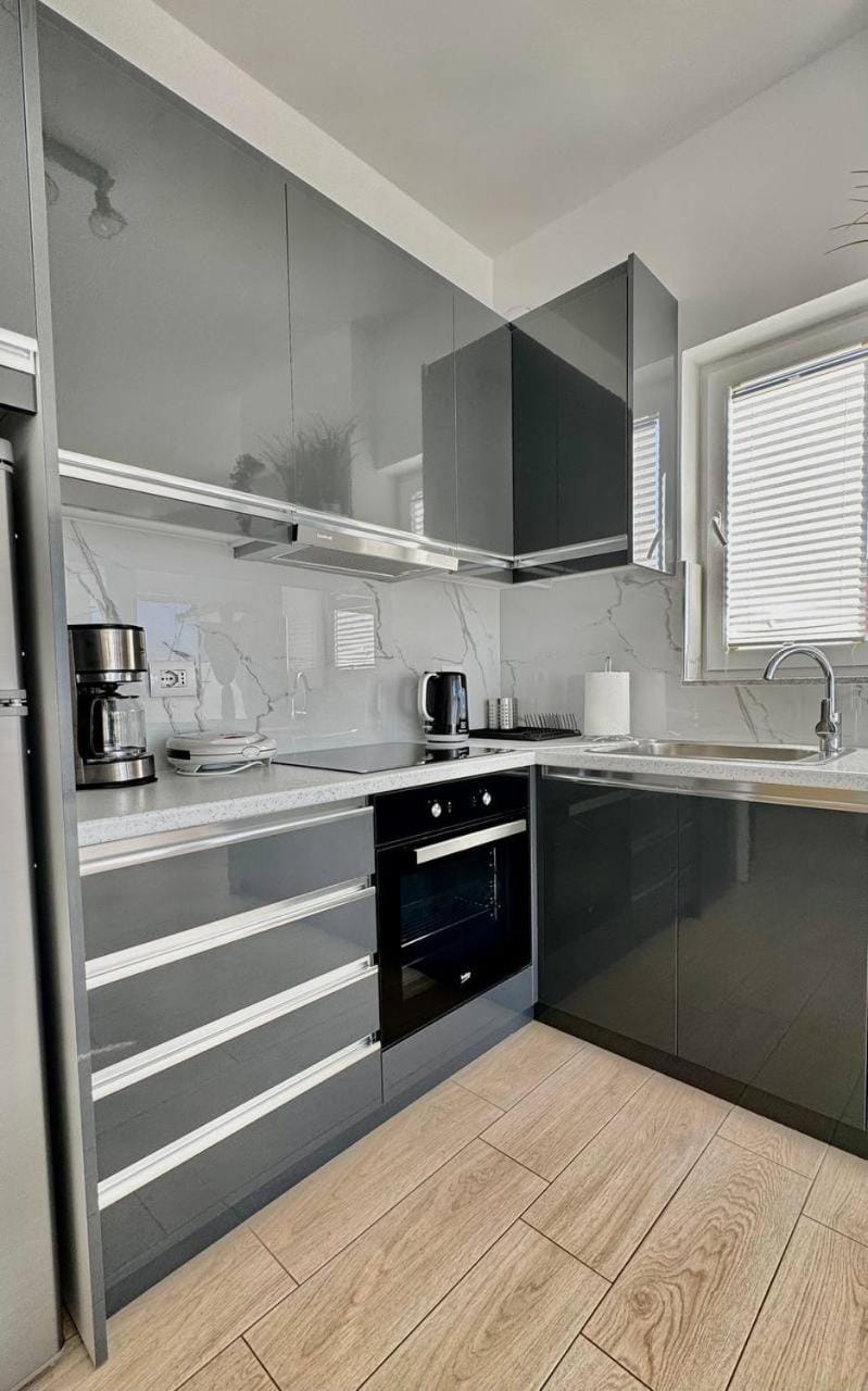 Coffee/tea facilities, Kitchen or kitchenette, oven, stove, toaster