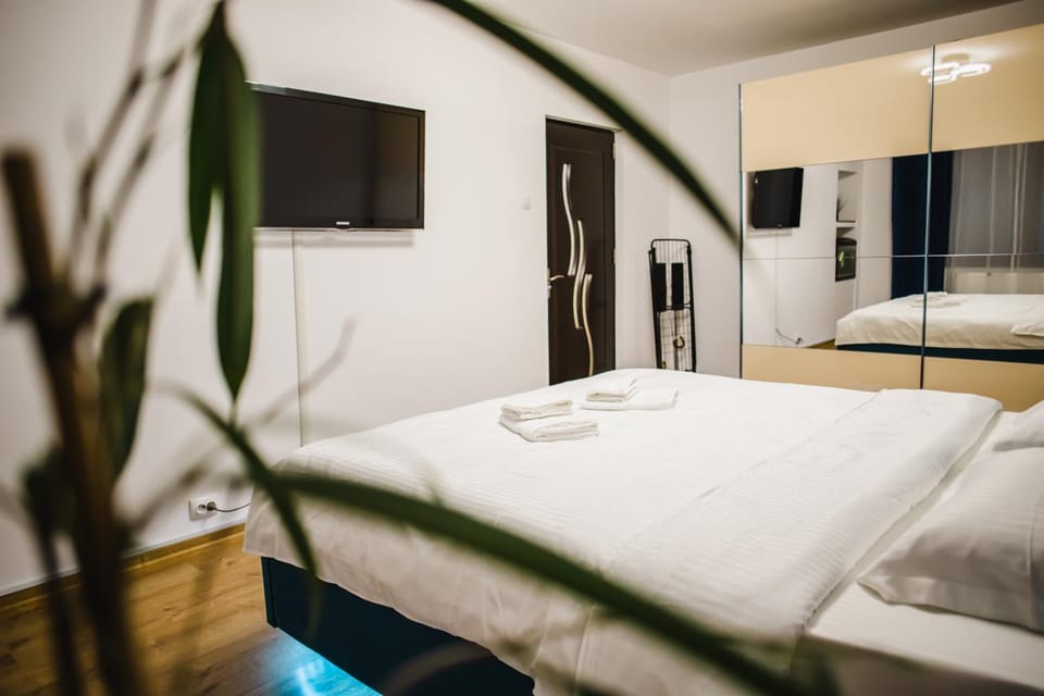 Bed, TV and multimedia, Photo of the whole room, Bedroom, towels