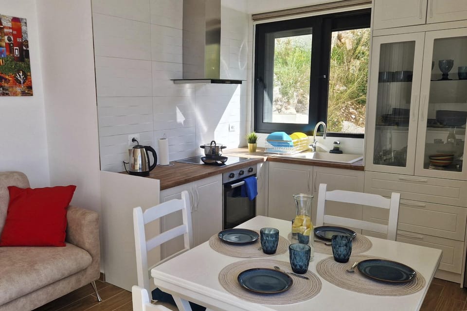 Kitchen or kitchenette, Dining area, stove