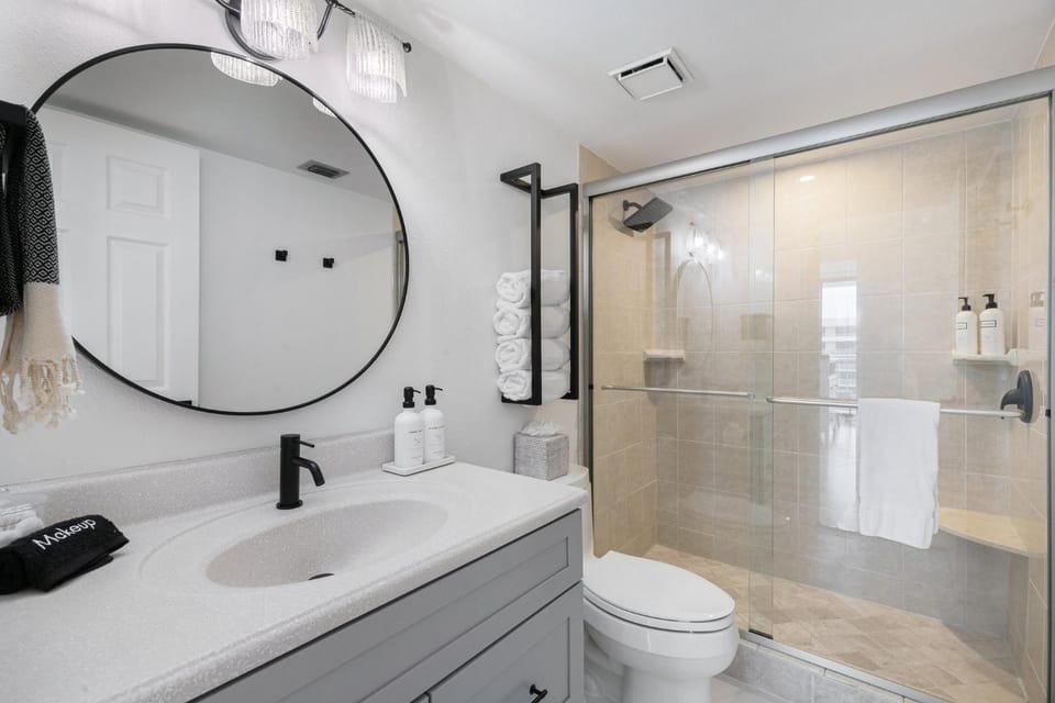 Shower, Toilet, Bathroom, towels
