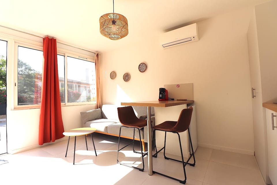 Facade/entrance, Living room, Seating area