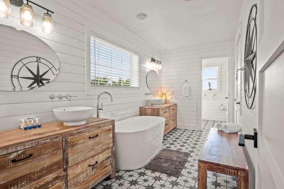 Pristine 5 Br Home Walk to Beach Pool Beach Toys House in Port Aransas