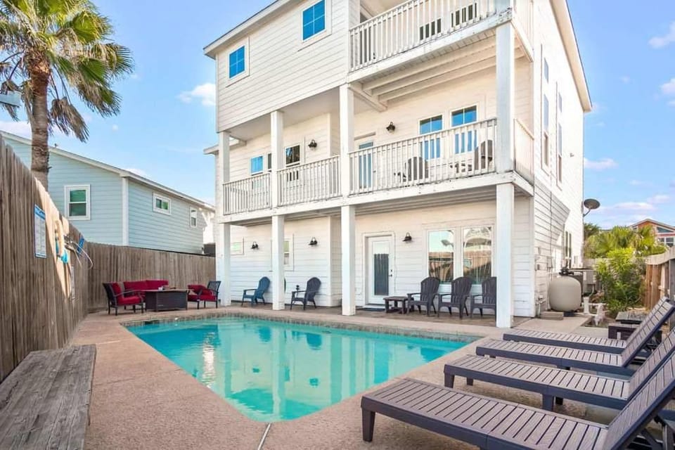 Pristine 5 Br Home Walk to Beach Pool Beach Toys House in Port Aransas