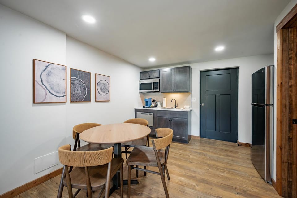 Cove Creek Lodge 101 Poolside Executive King Suite House in Deep Creek Lake