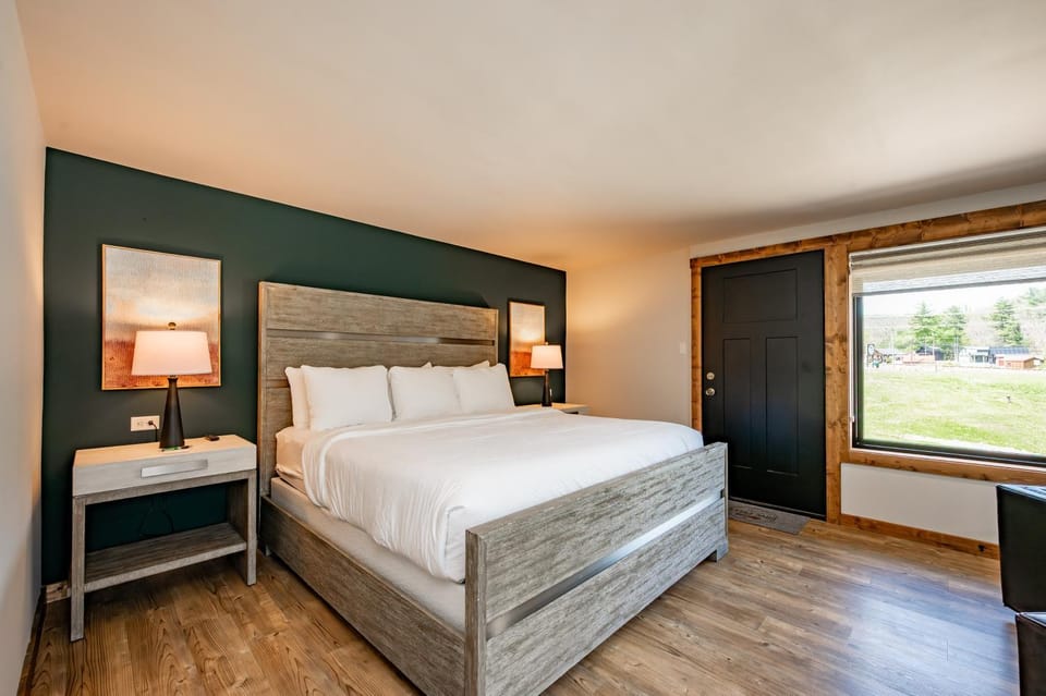 Cove Creek Lodge 101 Poolside Executive King Suite House in Deep Creek Lake