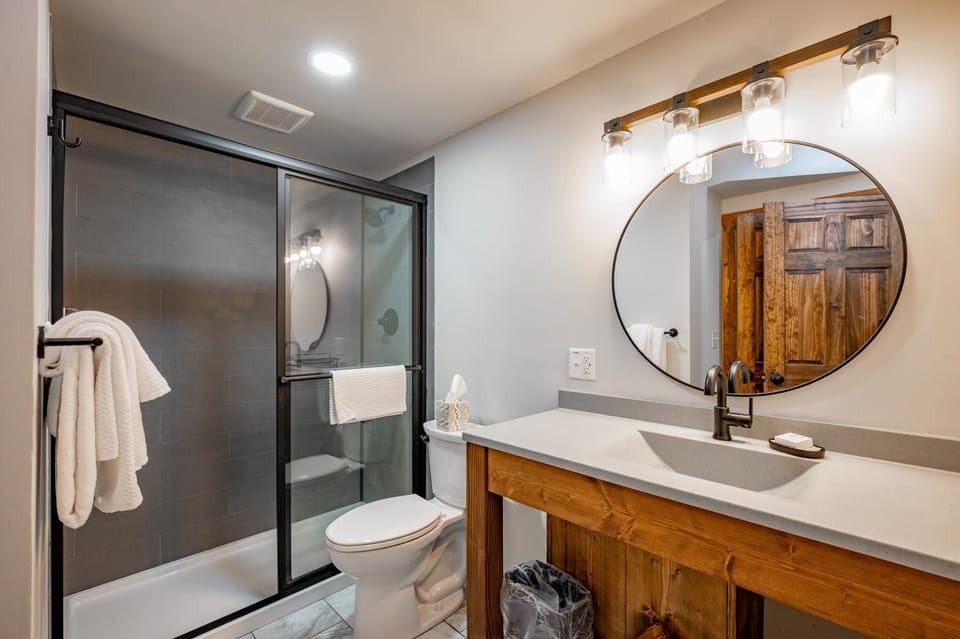 Cove Creek Lodge 101 Poolside Executive King Suite House in Deep Creek Lake