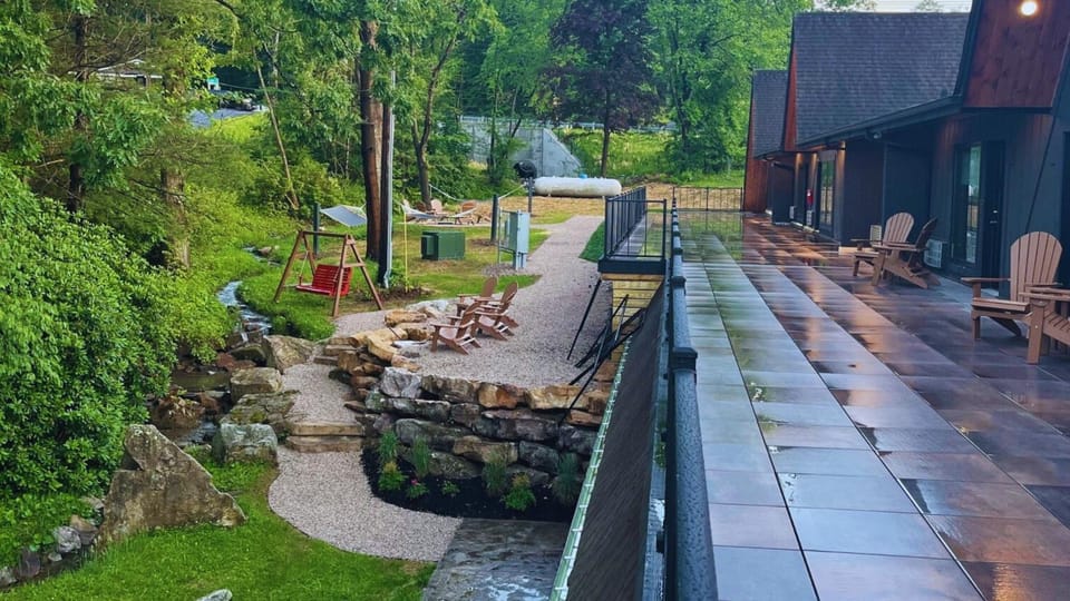 Cove Creek Lodge 102 Poolside Executive King Suite House in Deep Creek Lake