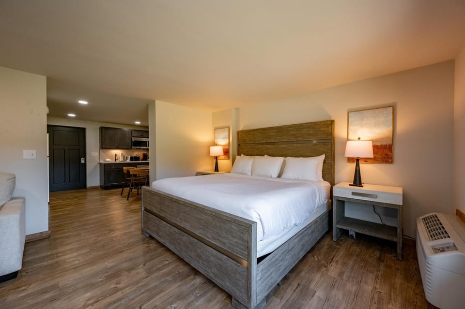 Cove Creek Lodge 102 Poolside Executive King Suite House in Deep Creek Lake