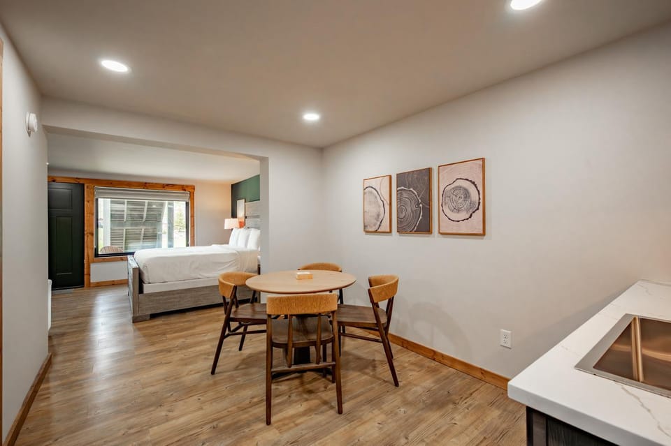 Cove Creek Lodge 103 Poolside Executive King Suite House in Deep Creek Lake