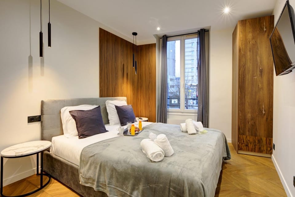 Bed, TV and multimedia, Photo of the whole room, Bedroom, towels