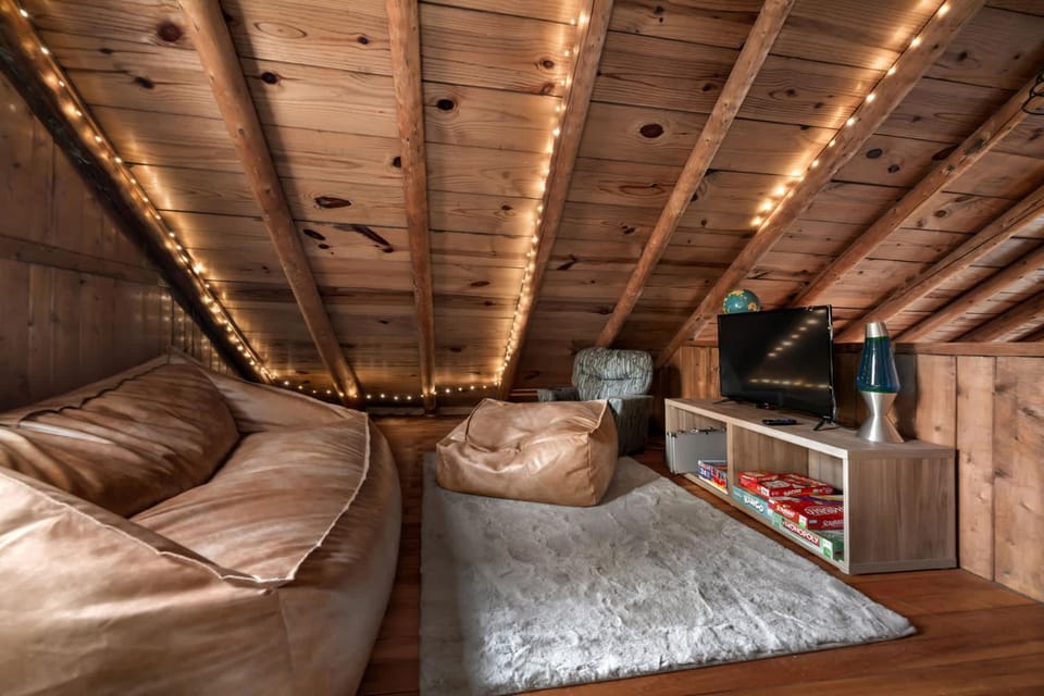 Bed, TV and multimedia, Seating area, Evening entertainment, Bedroom