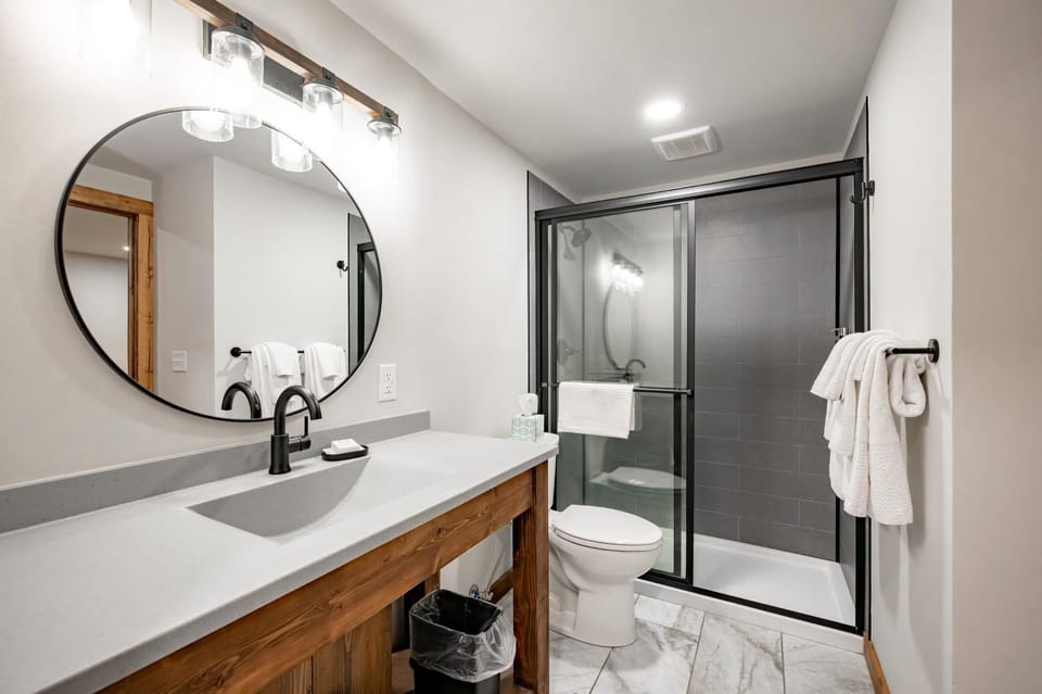 Cove Creek Lodge 104 Poolside Executive King Suite House in Deep Creek Lake