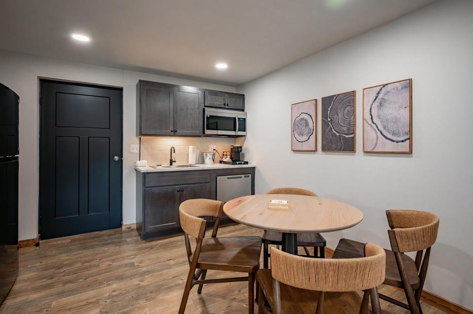 Cove Creek Lodge 104 Poolside Executive King Suite House in Deep Creek Lake
