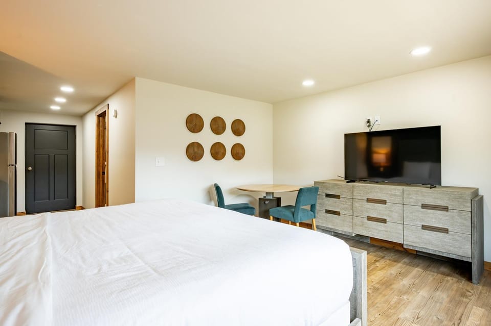 Cove Creek Lodge 105 Poolside Executive King Suite House in Deep Creek Lake