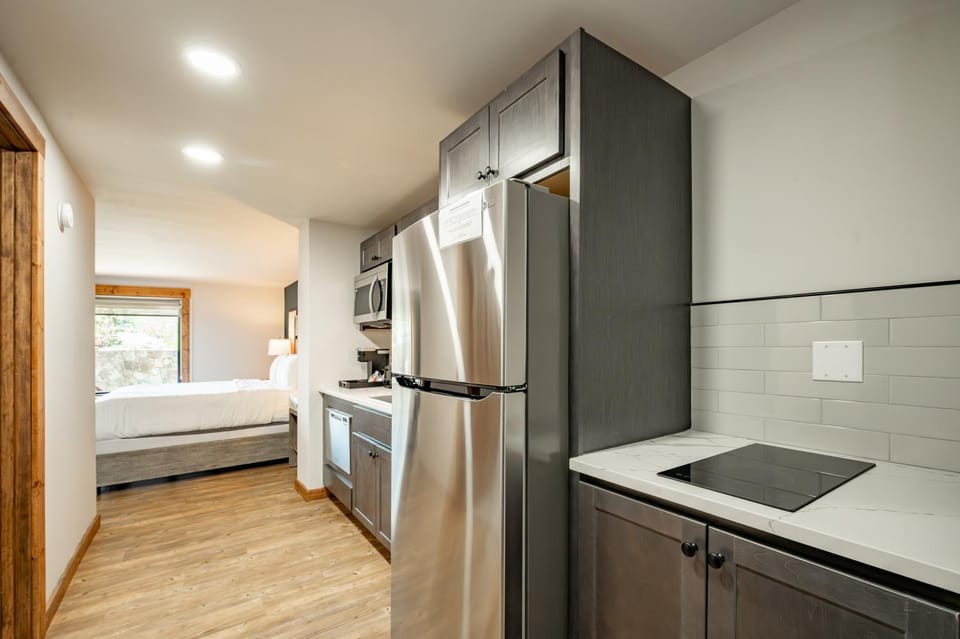 Cove Creek Lodge 105 Poolside Executive King Suite House in Deep Creek Lake