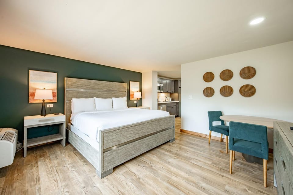 Cove Creek Lodge 105 Poolside Executive King Suite House in Deep Creek Lake