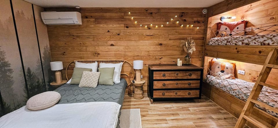 Bed, Photo of the whole room, Bedroom, bunk bed, air conditioner