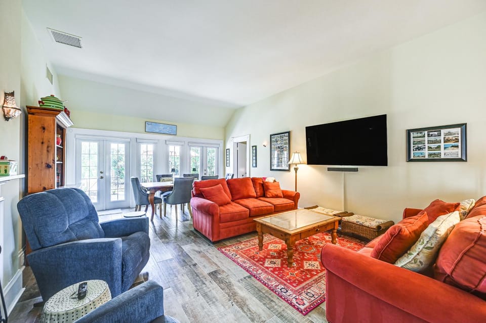 Walk to Beach! Old Naples Escape w/ Patio & Grill House in Naples