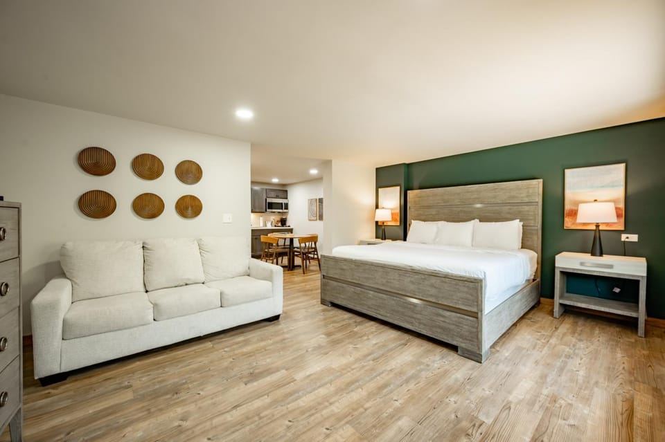 Cove Creek Lodge 107 Lakeside Executive King Suite House in Deep Creek Lake