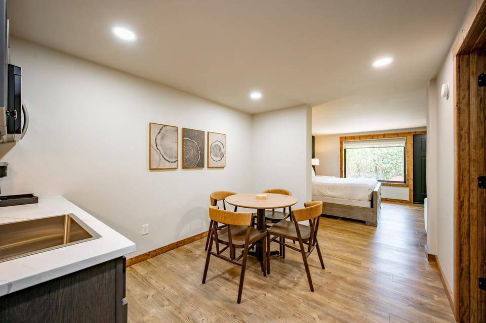 Cove Creek Lodge 107 Lakeside Executive King Suite House in Deep Creek Lake