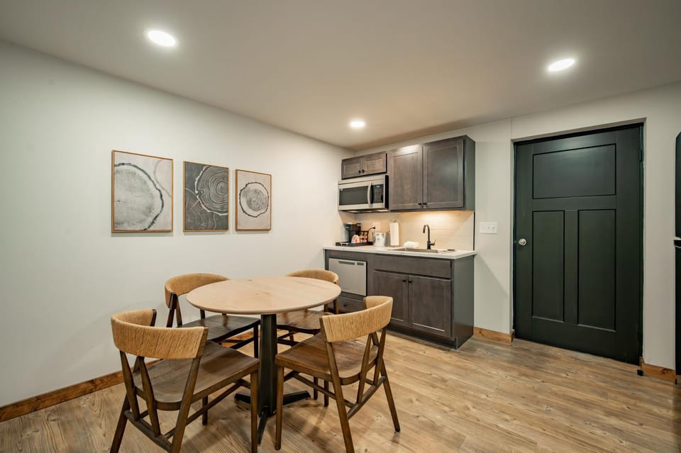 Cove Creek Lodge 108 Lakeside Executive King Suite House in Deep Creek Lake