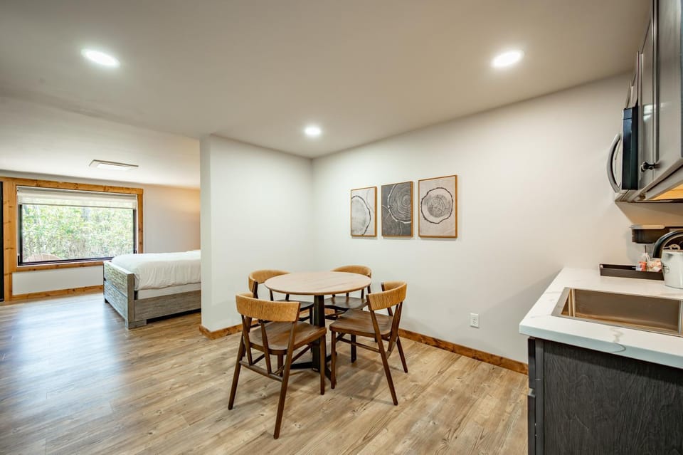 Cove Creek Lodge 108 Lakeside Executive King Suite House in Deep Creek Lake