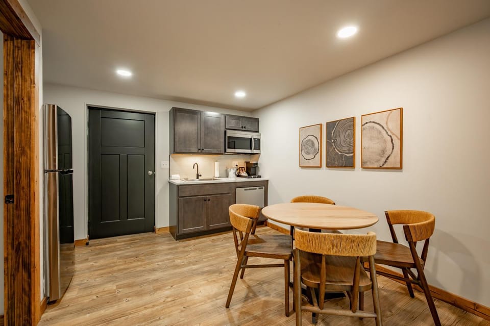 Cove Creek Lodge 109 Lakeside Executive King Suite House in Deep Creek Lake