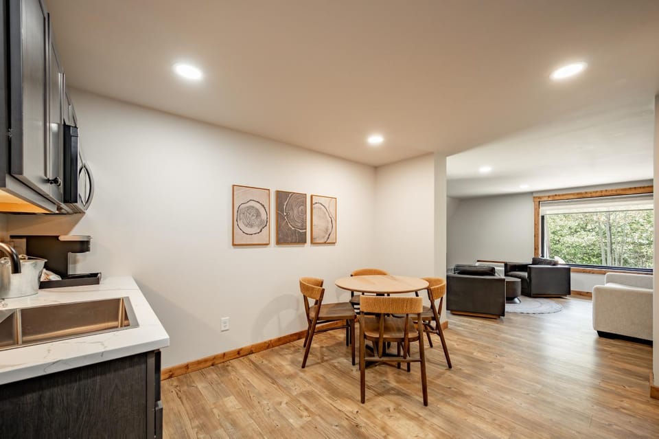 Cove Creek Lodge 109 Lakeside Executive King Suite House in Deep Creek Lake