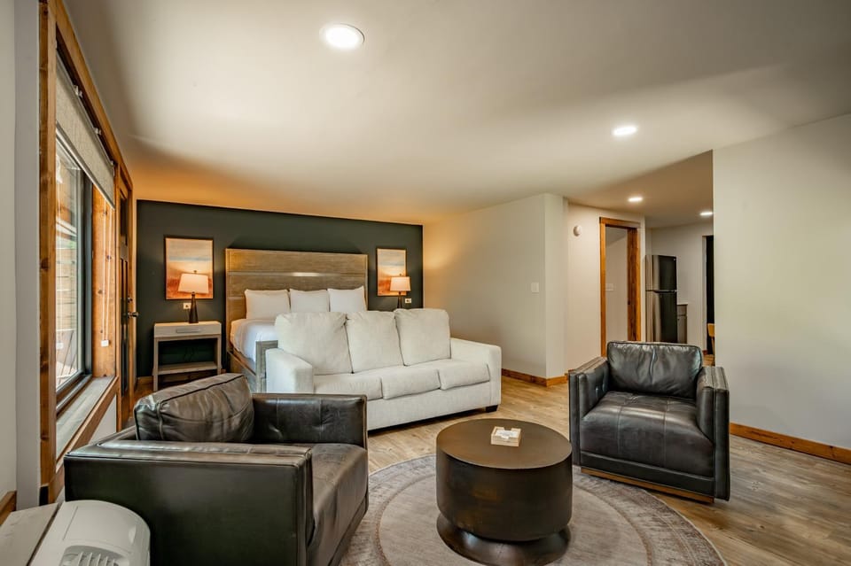 Cove Creek Lodge 109 Lakeside Executive King Suite House in Deep Creek Lake