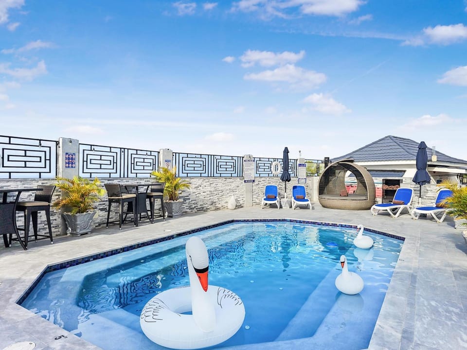Hospitality Expert BTS 10BR Pool Chef Villa in St. James Parish