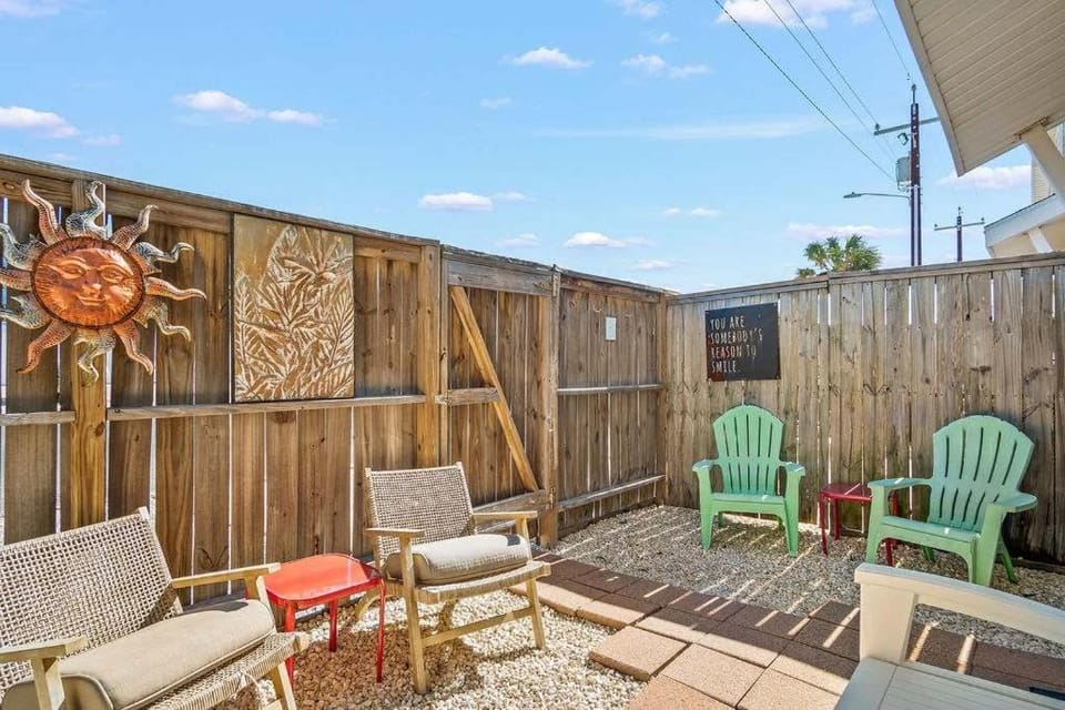 Walk to Beach Shared Pool & Grill Dog Friendly House in North Padre Island