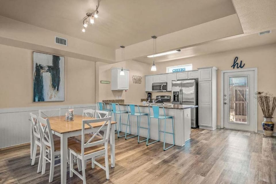 Walk to Beach Shared Pool & Grill Dog Friendly House in North Padre Island