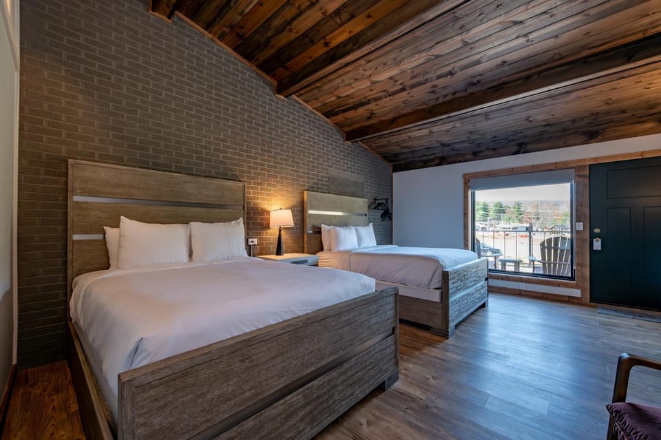 Cove Creek Lodge 202 Poolside Double Queen Room House in Deep Creek Lake