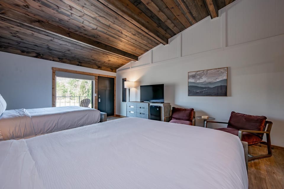 Cove Creek Lodge 202 Poolside Double Queen Room House in Deep Creek Lake