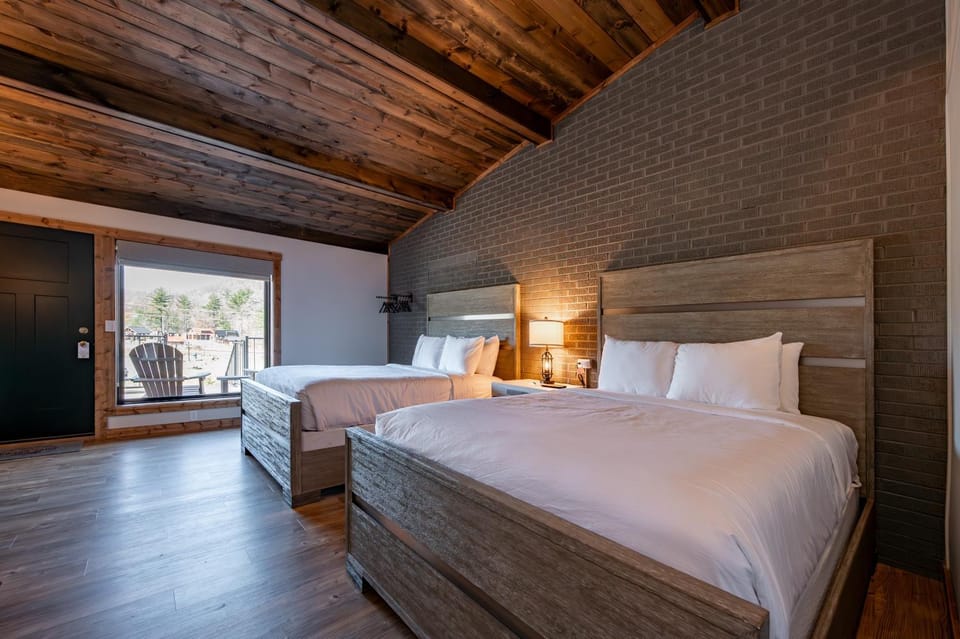 Cove Creek Lodge 203 Poolside Double Queen Room House in Deep Creek Lake