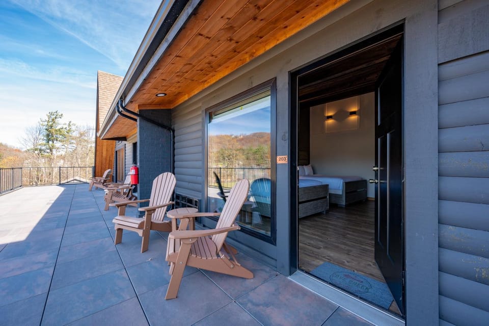 Cove Creek Lodge 203 Poolside Double Queen Room House in Deep Creek Lake