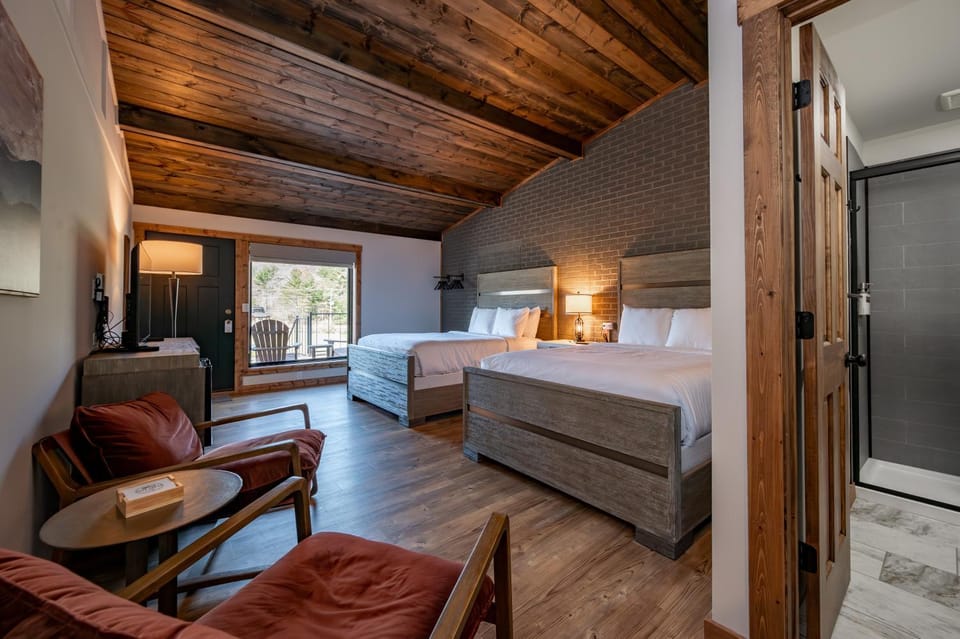 Cove Creek Lodge 203 Poolside Double Queen Room House in Deep Creek Lake