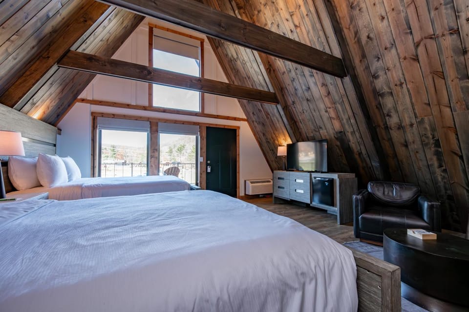 Cove Creek Lodge 204 Poolside Double Queen Fireplace Room House in Deep Creek Lake