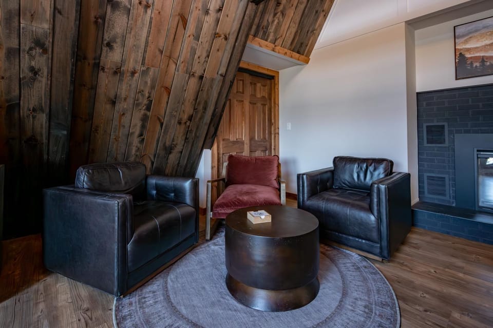 Cove Creek Lodge 204 Poolside Double Queen Fireplace Room House in Deep Creek Lake