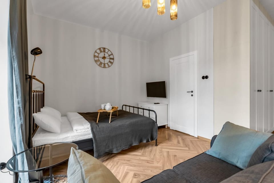 Bed, TV and multimedia, Living room, Photo of the whole room, Seating area, Evening entertainment, Bedroom